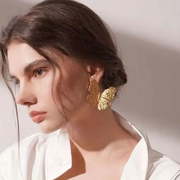 ✨🦋 🆕 🦋 BoHo Hammered Butterfly Stud Earrings✨ - Picture 1 of 11